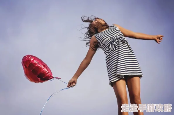 探索女同性恋世界：假鸡鸡带来的激情与亲密体验