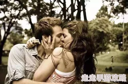 在浪漫的夜晚，美女露出胸部让男人深情亲吻，感受爱的热烈与激情