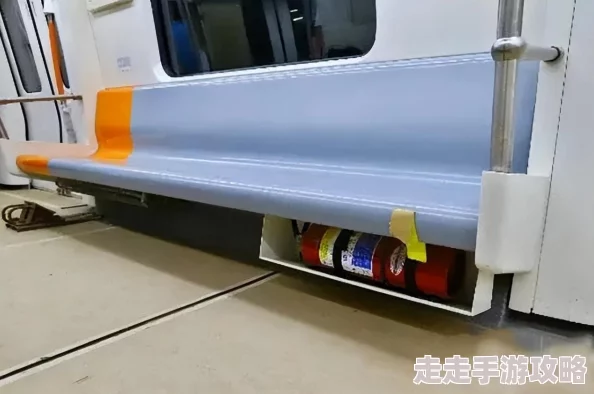 揭秘地铁逃生游戏：网友热议，哪个箱子藏着最高暴力输出潜力成焦点！