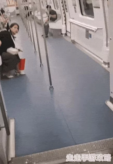揭秘地铁逃生游戏：网友热议，哪个箱子藏着最高暴力输出潜力成焦点！