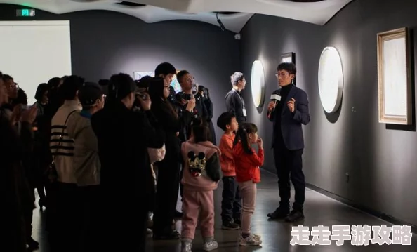 色即是秘密该作品在国际艺术展上获得了观众的热烈反响，展现了独特的视觉语言和深刻的情感表达。